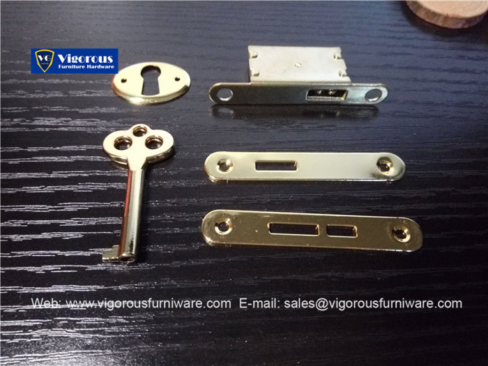 vigorous-manufacture-of-box-corner-hinge-lock-hook-and-handle379