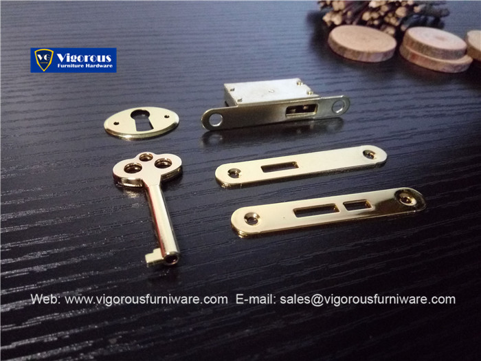 vigorous-manufacture-of-box-corner-hinge-lock-hook-and-handle380