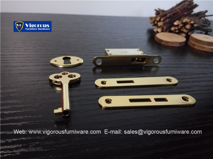 vigorous-manufacture-of-box-corner-hinge-lock-hook-and-handle382