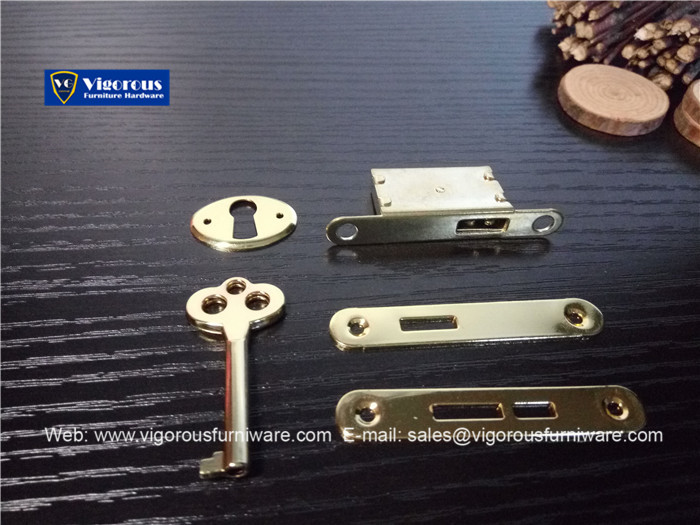 vigorous-manufacture-of-box-corner-hinge-lock-hook-and-handle384