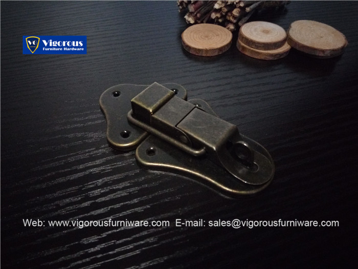 vigorous-manufacture-of-box-corner-hinge-lock-hook-and-handle433