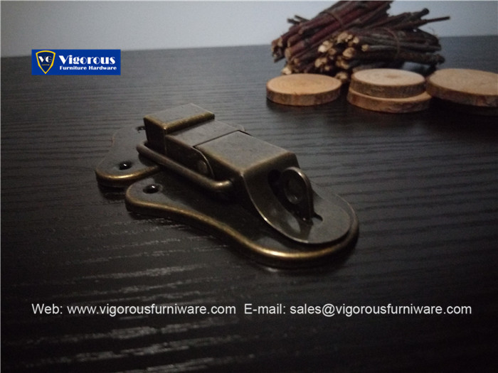 vigorous-manufacture-of-box-corner-hinge-lock-hook-and-handle434